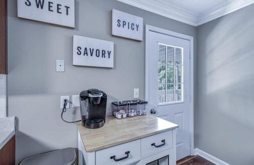 Large Hillside Retreat with Pool and Hot Tub - Foto 13