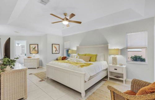 Spacious 3 Bed 3 Bath Pool Home in Naples - Photo 18
