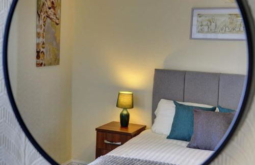 5 bedrooms, sleeps up to 16, secure parking space & comfort - Foto 38