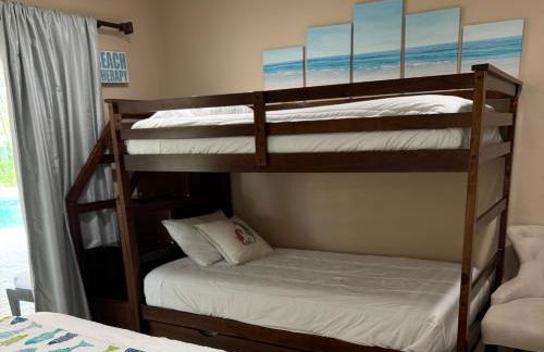 Charming Beach House w/Private Pool Paradise~WALK TO BEACH - Foto 16