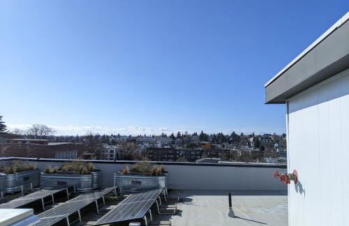 A premier smart condo with parking - Foto 33