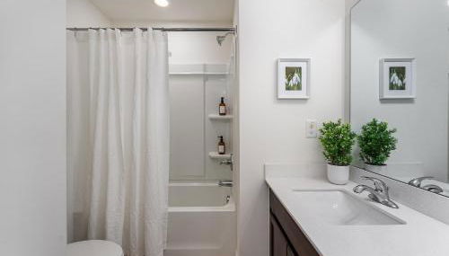 Stylish Getaway near Downtown Raleigh & Coastal Credit Music Park - Foto 3, Shower