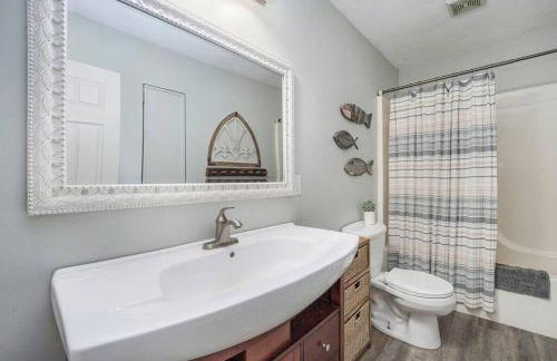 Lakeside Getaway with Hot Tub - Foto 11