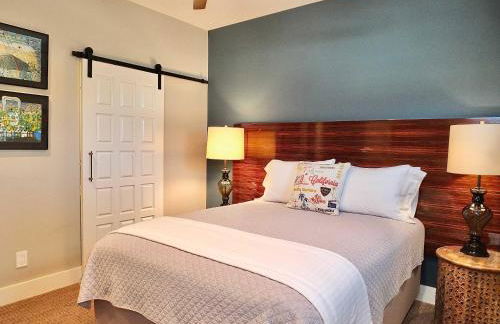 Naples Luxury Retreat - 3 BDR Stay for 6 w Rooftop Patio - Photo 24