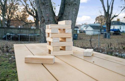 Urban Oasis Cozy Home Near Downtown with Game Room and Firepit - Foto 19