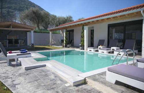 Villa in Messonghi with Pool and Sea Nearby - Foto 1