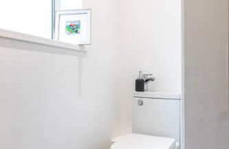 Beach Haven, Steps to Sand, Trails & Shops, Highly Rated 2-Bedroom House Minutes from Mumbles Beach with a Patio - Photo 21