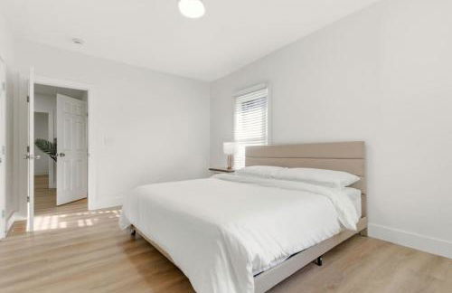 New Modern Updated Secure and Private Home - Foto 29