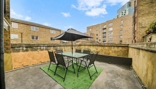 Famous Brick Lane - 1 Bed London Flat with Large Patio - Perfect for long stays - Photo 3, sunbed