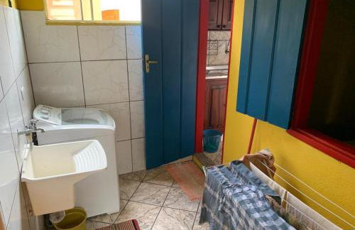Casa Colorida - Acomodação para 14 pessoas - 10 minutos a pé do centro - Churrasqueira - Foto 14