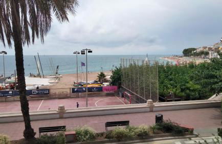 Beachfront Apartment with Sea Views & Private Parking - Foto 10