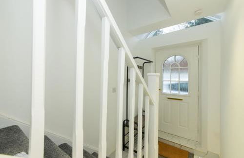 Charming Modern Home in Central Wokingham - Pass the Keys - Foto 41