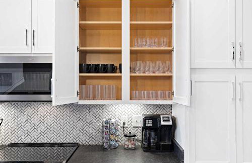 Private Home with Rooftop Game Room near Downtown - Foto 56