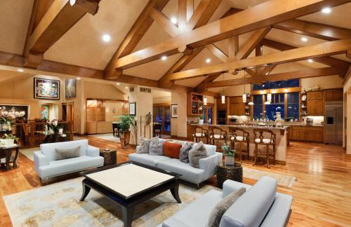 Luxe Artful Mountain Retreat with 4 King Suites, 8 Person Hot Tub and 3 Decks - Foto 1