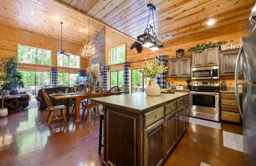 Hickory Bear - Cabin surrounded by pines, Sleeps 10, Hot Tub, Fire Pit, Arcade, Foosball Table & Deck Slide - Photo 11