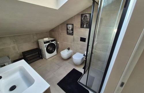 Moderna Mansarda con parcheggio gratuito - Foto 14