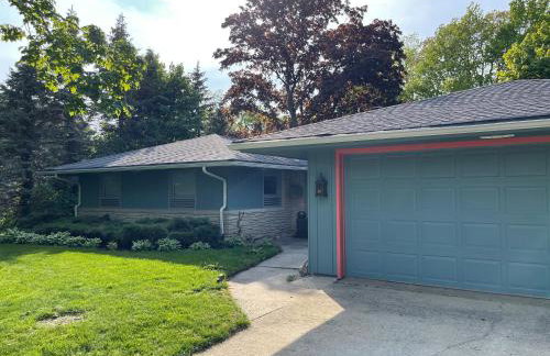 All the Waters Retro Home on Lake Michigan- Your Own PRIVATE BEACH - Foto 77