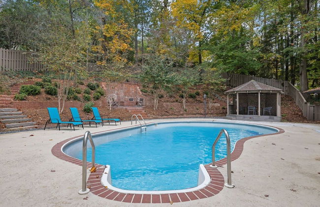 Luxury 7BR Buckhead Oasis w Pool Gameroom Firepit - Foto 30