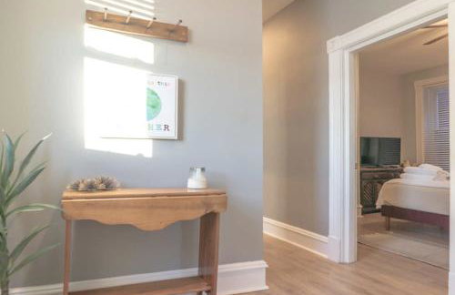 2BR with Workspaces & Deck ABODEbucks - Foto 19