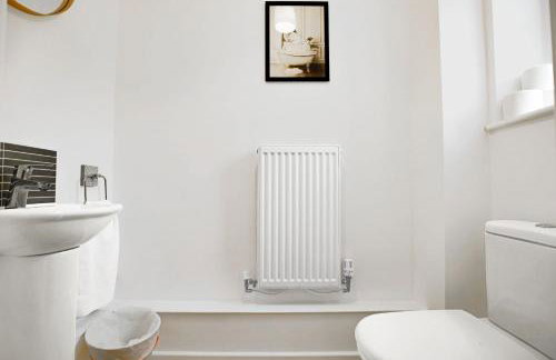 Middleton House with Free Parking, Fast-Wifi, SmartTV and Garden by Yoko Property - Photo 22