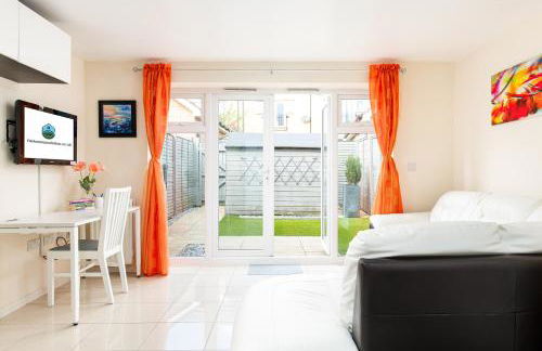 New Modern and Quiet 2Bed House by FabAccommodation - Foto 1