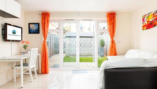 New Modern and Quiet 2Bed House by FabAccommodation - Foto 1