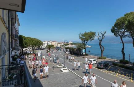 The Lake Giant with Lake View Renovated 2025 DesenzanoLoft Official Partner Homes & Villas by Marriott Bonvoy - Foto 12