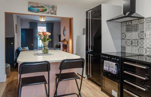 Charming Victorian Terrace near City with Free Parking - Foto 19