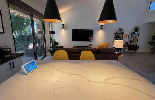 Upscale mid century on the green w Private Hot Tub - Foto 47