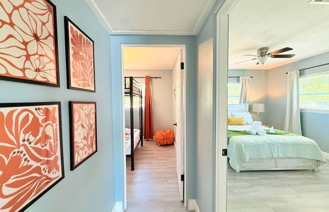 Spacious Modern King bed Game Room More - Photo 10