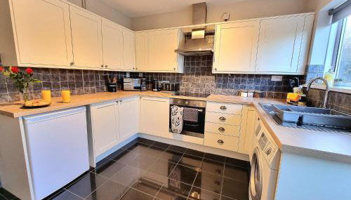 Spacious 4 Bed Holiday Home with Hot Tub & Parking near Matlock Peak District - Foto 5, stove, pet friendly, toaster, minibar