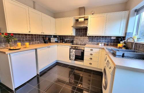 Spacious 4 Bed Holiday Home with Hot Tub & Parking near Matlock Peak District - Foto 5
