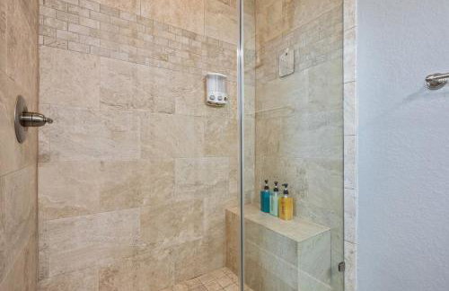 Steps to the Beach | Tiki Bar Fun | Epic Bay Views | Sleeps 8 - Foto 32