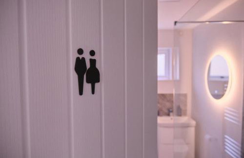 2BR City Centre Apartment By Travel Lets Short Term Rental Agency Derry With Free WiFi - Foto 47