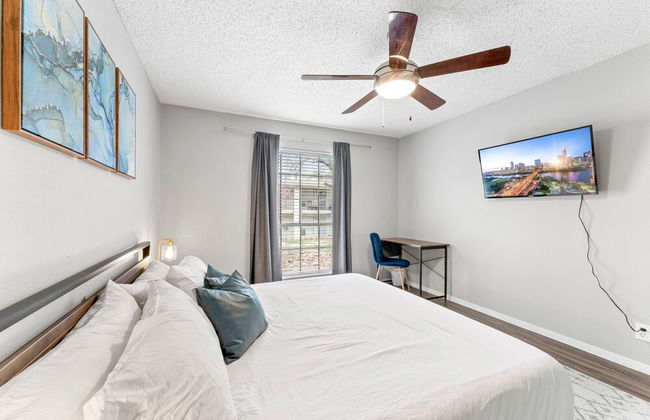 Soco 2BR Corner Suite w Pool King bed Fast Wifi - Photo 17