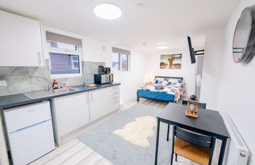 Free Hot Tub - Beautiful Studio with Fast WiFi - Photo 1