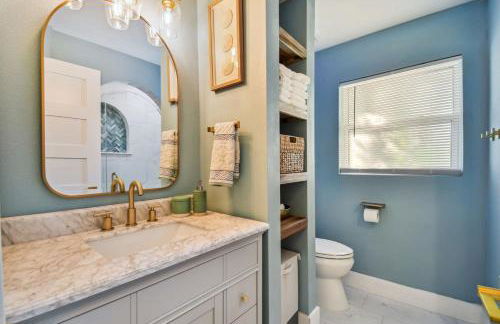 Luxury heated-pool home blocks from the beach - Foto 24