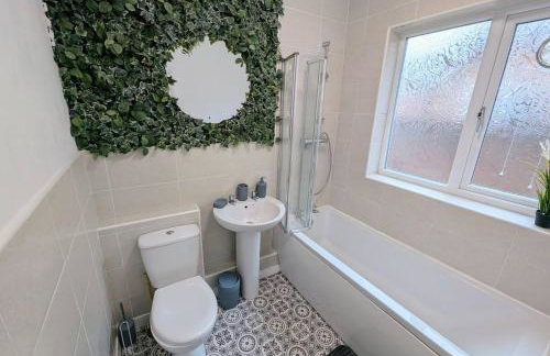 The Heritage Hideaway - King bed, Free parking, Walk to c-centre & Hospital - Foto 16