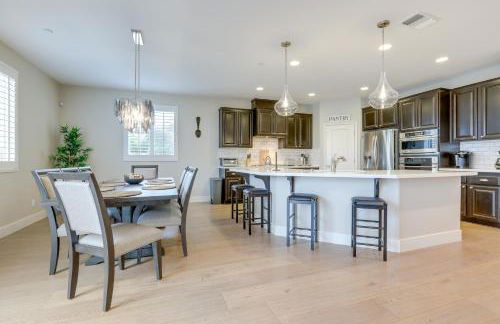 Luxe Roseville Home with Pool and Hot Tub! - Foto 3