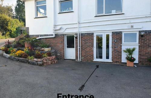 Lovely private studio room with own kitchen and bathroom. Set in the popular area of Shiphay in Torquay and only a short walk from Torbay Hospital - Foto 3