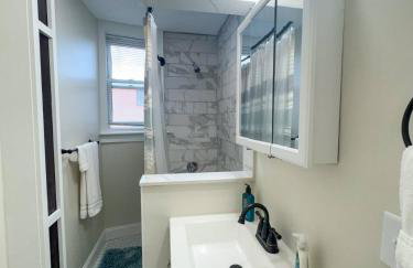 ½ mile to Longwood Medical, Renovated, Pub Trans - Foto 12