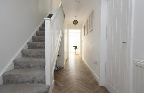 Contractor 4 Bed 3 Bath House Near Airport Parking Barry Island with Parking - Foto 71