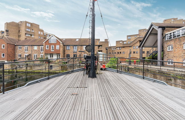 JOIVY Stunning 5-Bed Boathouse On The River Thames - Foto 24