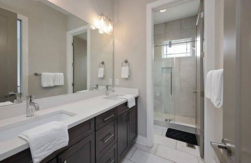 Two Townhomes - Hot Tubs and Rooftop Balconies - Foto 26