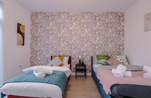 Group-Friendly Home near Manchester with Hot Tub and Private Cinema Room - Foto 17