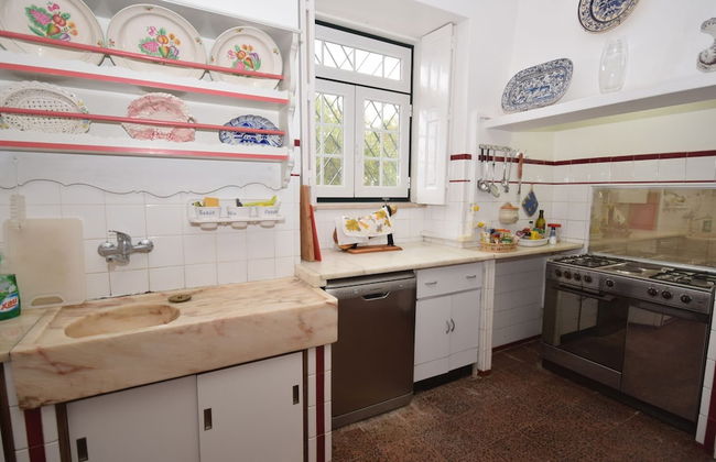 Sprawling Villa Near Alenquer - Photo 11