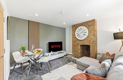 Stylish Duplex Apartment - Excellent Location - Free Parking, Virgin TV, Fast Wifi and Self-Check-In by Yoko Property - Photo 14