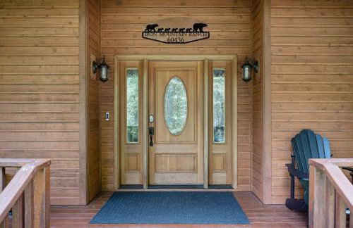 Iron Mountain - Spacious Secluded Lodge with Hot Tub & Game Room - Photo 6
