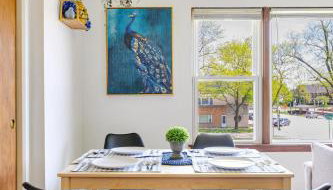 Curated for Cozy Longer Stays - Foto 1