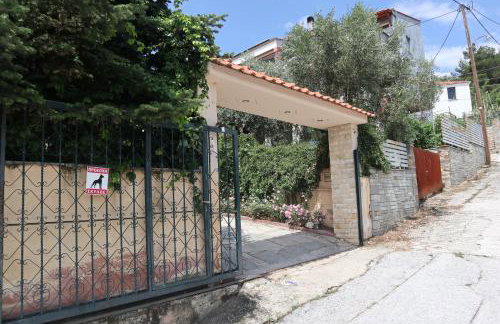 Angela House - Photo 6